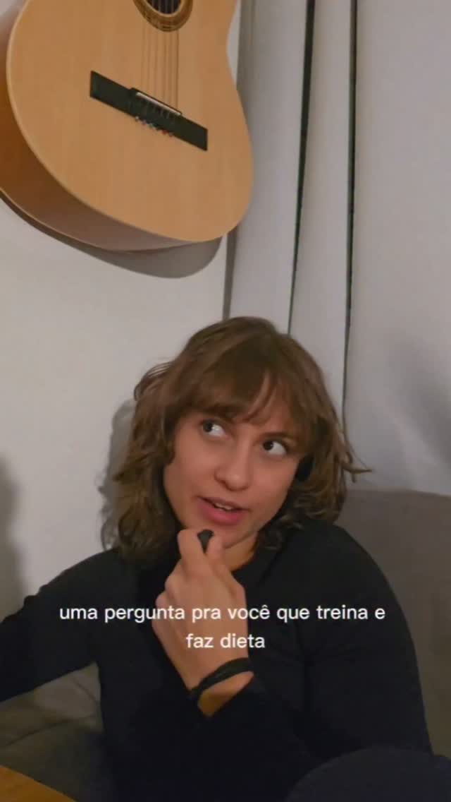 Instagram post by @anafaineloo: Às vezes a parte mais difícil de manter uma rotina saudável nem é a dieta ou o treino... é não ter t…