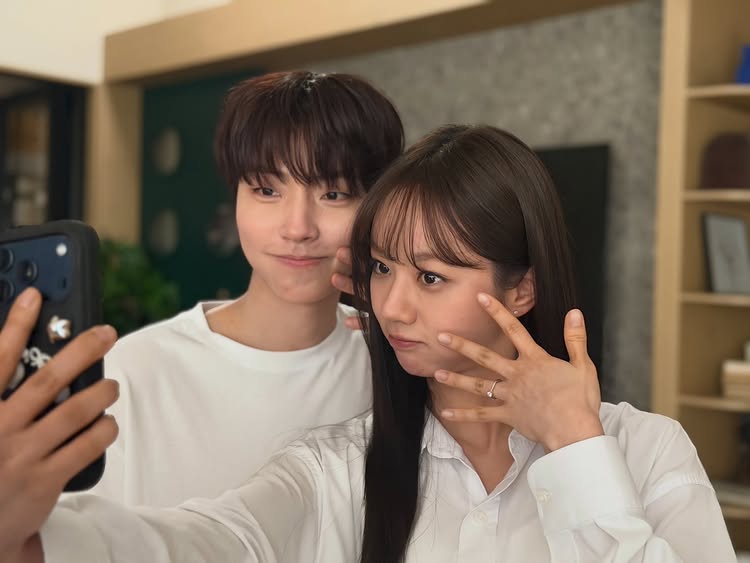 Instagram post by @hyeri_0609: 수빈이와 이재는 행복하게 오래 오래 살았답니다 🤍