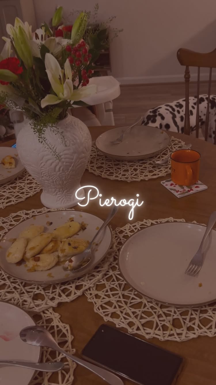 Instagram post by @julainamerica: IYKYK 🤭 nie ma nic lepszego niż domowe pierogi, których się nie robiło. 🤭 A Ty ile pierożków zajęł…