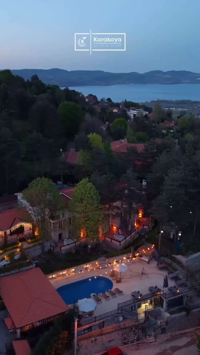 Instagram post by @karakayavillasuite: Şehrin gürültüsünden uzak, sadece doğanın sesi… 🌲✨ Kapıyı kapat, dünyayı dışarıda bırak… 🔑 🛁 Odan…