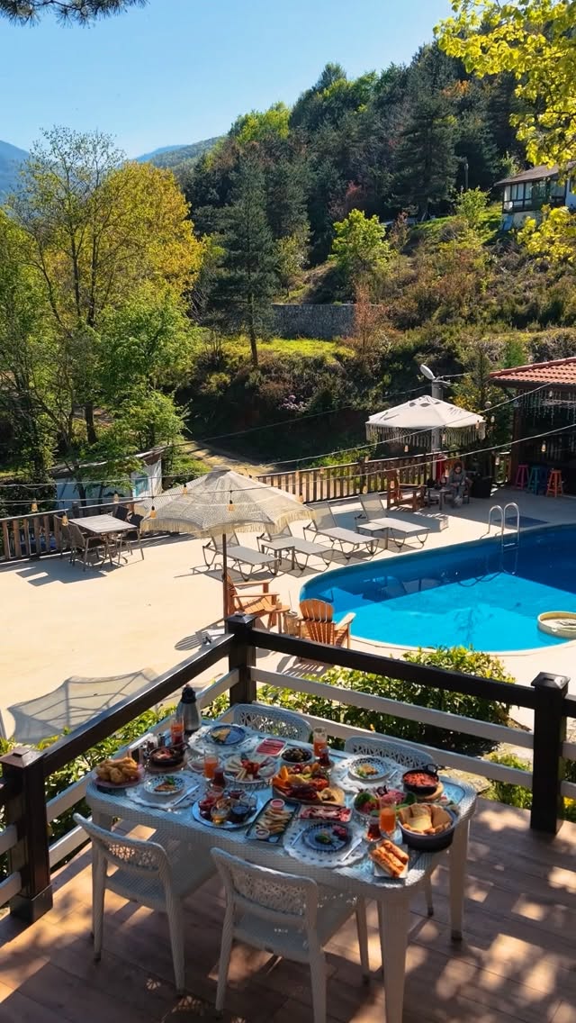 Instagram post by @karakayavillasuite: 🔥 Şehirden kaçmak istiyorsun ama sıradan bir tatil değil… Doğanın ortasında, şömine başında şarap i…