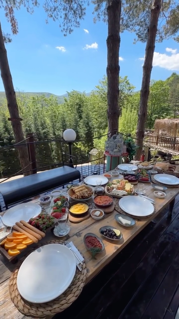 Instagram post by @karakayavillasuite: KARAKAYA Villa Suite’de Doğanın kalbinde serpme kahvaltı deneyimi sizi bekliyor. Kahveniz sıcak, man…