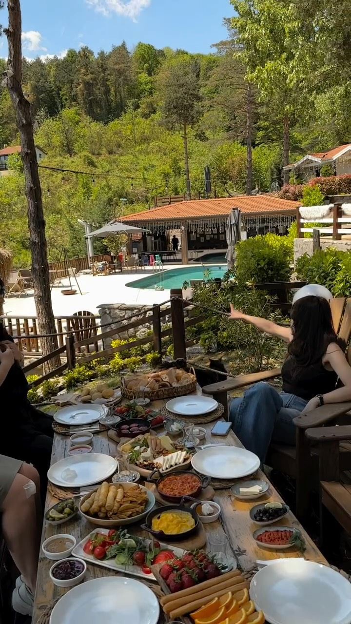 Instagram post by @karakayavillasuite: Şehrin tüm gürültüsünü kapatın, sesini açın. 🎧 Sabah uyandığınızda duyacağınız tek şey kuş sesleri;…