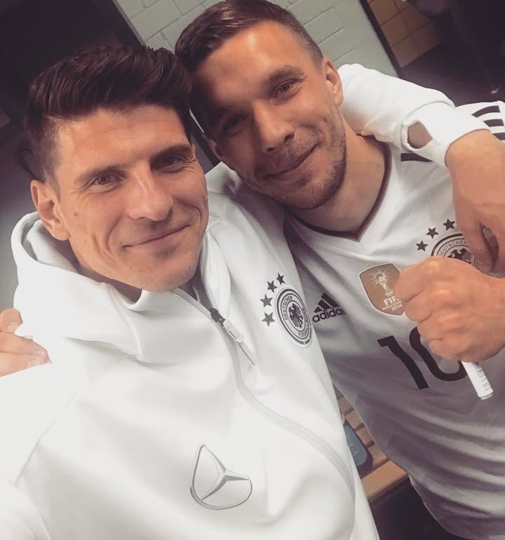 Instagram post by @mario: Beschreibt diesen Typen mit einem Emoji... 😁 Legende 🙌🏽 @poldi_official #eswarmireineehre #bilder…
