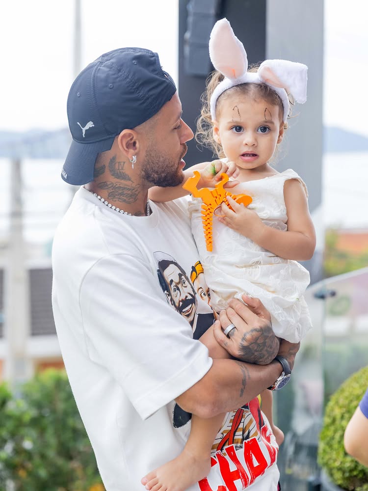 Instagram post by @neymarjr: 2 aninhos de Helena! Que papai do céu conduza teus caminhos e te dê muita saúde pra você poder brinc…