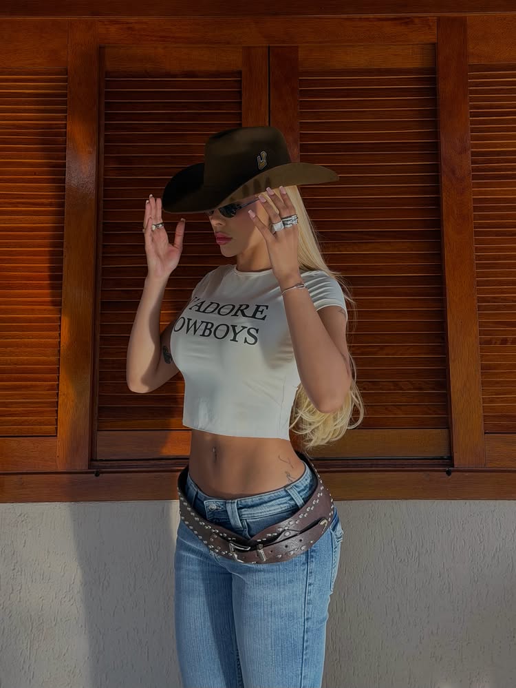 Instagram post by @victoriamiraanda: Ativando minha skin country por aqui, o que estão achando?🤠💫